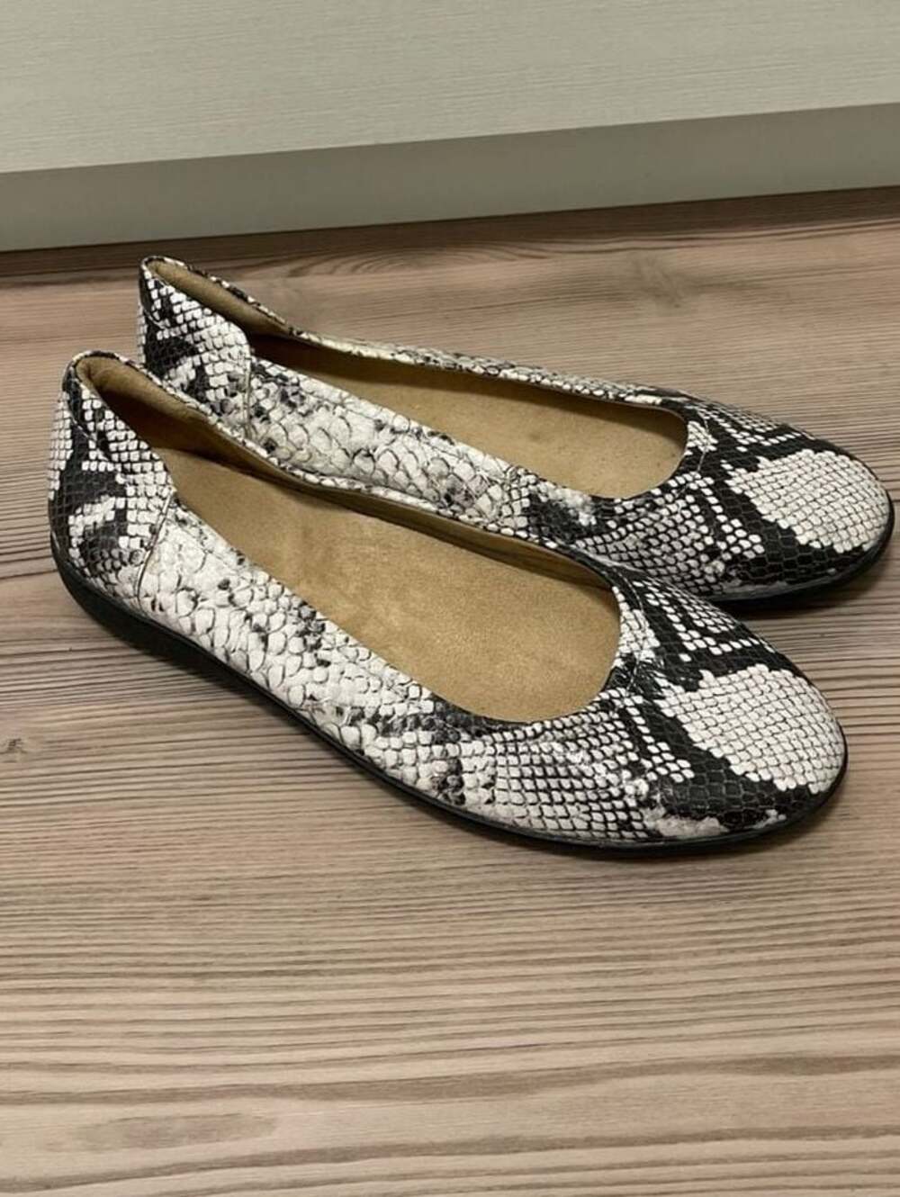 Naturalizer Flexy Ballet Flats in Grey Snakeskin Print Leather